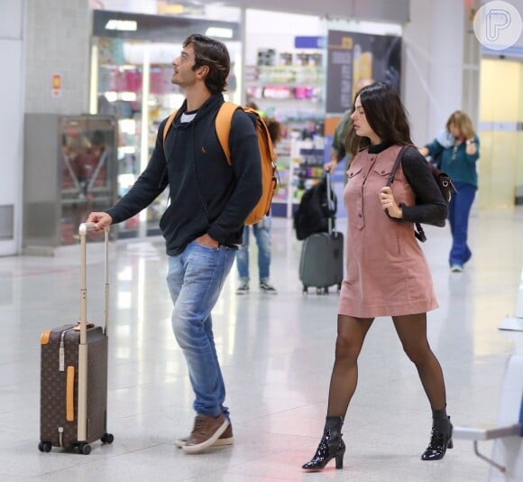 Isis Valverde esteve em aeroporto do Rio com marido nesta sexta-feira, 3 de agosto de 2018