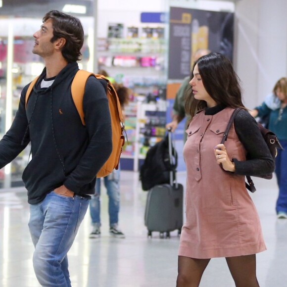 Isis Valverde esteve em aeroporto do Rio com marido nesta sexta-feira, 3 de agosto de 2018