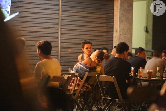 Rafael Losso e Juliane Araújo, atores de 'O Outro Lado do Paraíso', trocam beijos em bar na Barra da Tijuca, zona oeste do Rio de Janeiro, na noite deste domingo, 5 de agosto de 2018