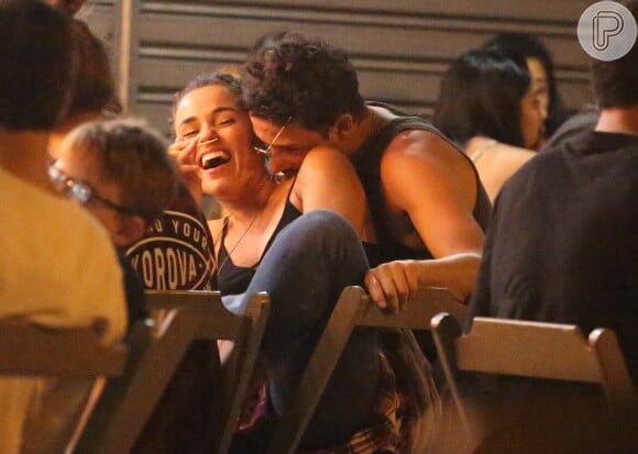 Rafael Losso e Juliane Araújo se beijam em bar na Barra da Tijuca, zona oeste do Rio de Janeiro