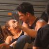 Rafael Losso e Juliane Araújo, atores de 'O Outro Lado do Paraíso', trocam beijos em bar na Barra da Tijuca, zona oeste do Rio de Janeiro, na noite deste domingo, 5 de agosto de 2018
