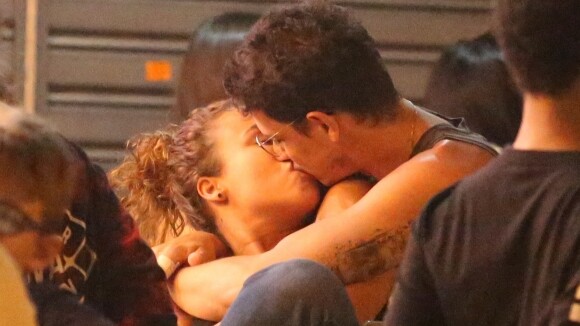 Atores Rafael Losso e Juliane Araújo trocam beijos e carinhos em bar. Fotos!