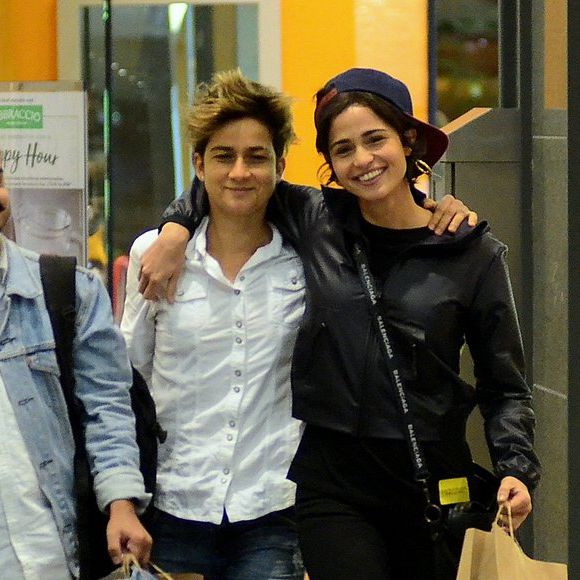 Nanda Costa passeou abraçada à namorada, Lan Lanh