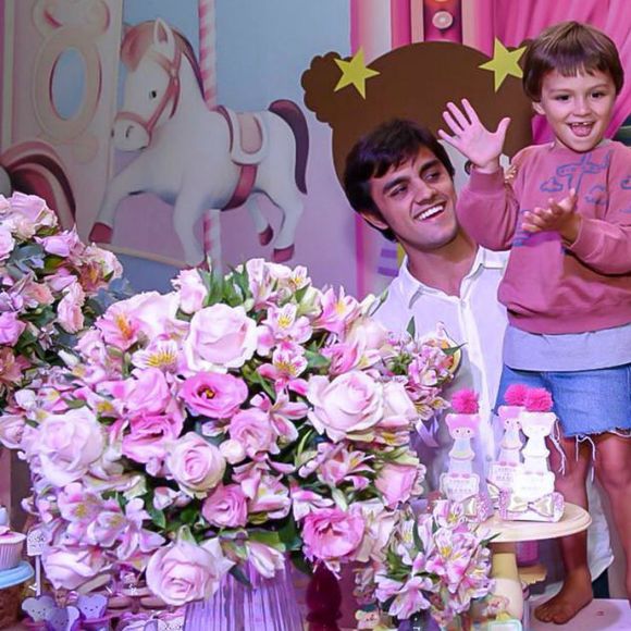 Maria, filha de Felipe Simas e Mariana Uhlmann, foi à escola pela primeira vez nesta segunda-feira, 7 de agosto de 2018