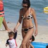 Mariana Uhlmann, mulher de Felipe Simas, foi fotografada recentemente na praia com a filha, Maria