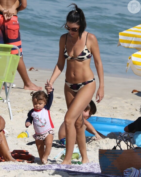 Mariana Uhlmann, mulher de Felipe Simas, foi fotografada recentemente na praia com a filha, Maria