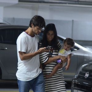 Mariana Uhlmann e Felipe Simas foram fotografados com a filha, Maria, após um passeio no shopping
