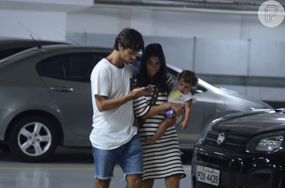 Mariana Uhlmann e Felipe Simas foram fotografados com a filha, Maria, após um passeio no shopping
