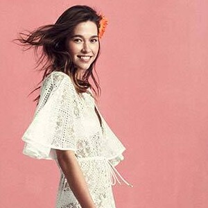 O vestido longo de Bruna Marquezine é da marca norte-americana Queen & Pawn