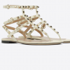 Bruna Marquezine desfilou com sandálias gladiador da Maison Valetino em Santorini. O par pode ser encontrado no site da grife por US$ 975 (aproximadamente R$ 3,6 mil)