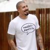 Fernando Medeiros divulgou o lançamento de sua linha de camisetas criada em parceria com a Dimona
