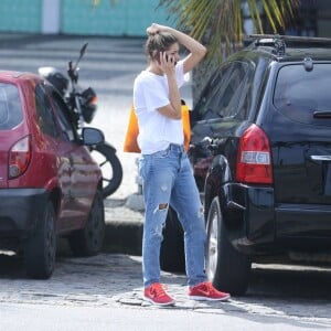 Sasha Meneghel usou uma calça jeans destroyed, camiseta branca e tênis vermelho