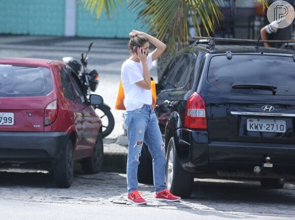 Sasha Meneghel usou uma calça jeans destroyed, camiseta branca e tênis vermelho
