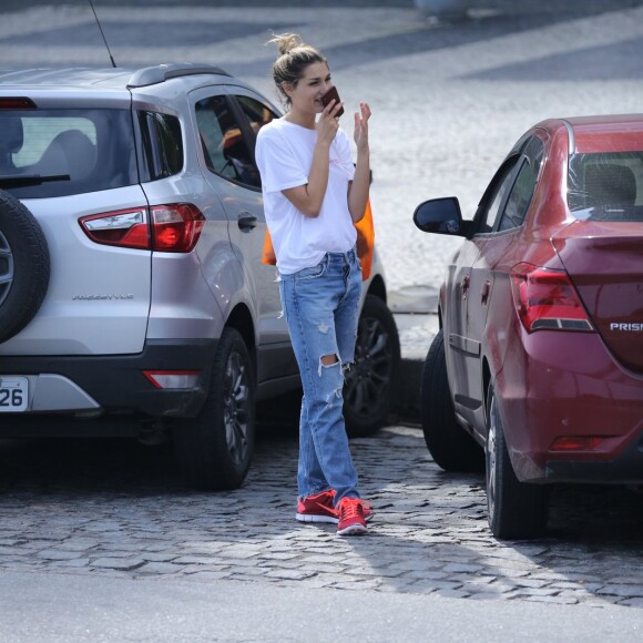 Sasha Meneghel usou jeans rasgado, camisa branca e tênis vermelho 