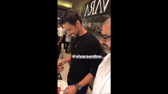 Cauã Reymond cozinhou com o chef Henrique Fogaça em um evento da Vivara nesta quarta-feira, 8 de agosto de 2018