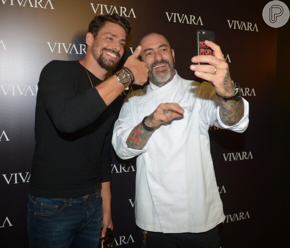 Cauã Reymond e Henrique Fogaça tiraram selfie juntos no evento da Vivara
