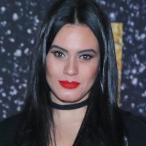 Leticia Lima apostou em look total black com meia 7x8 e cinta liga, conferindo mais sensualidade a sua produção