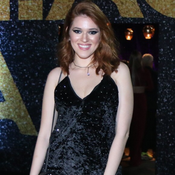 Repórter do 'Vídeo Show', Ana Clara usou vestido curtinho de veludo para festa