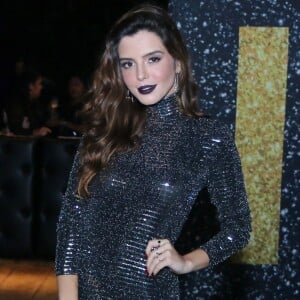 Giovanna Lancellotti elegeu um curtinho de gola alta, repleto de brilho, clutch Chanel e coturno. Para completar, ela usou batom roxo, trazendo uma pegada gótica a produção