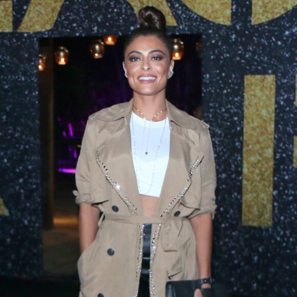 Em festa de Preta Gil, Juliana Paes usou disco pants de couro na cor preta, cropped branco e trench coat nude