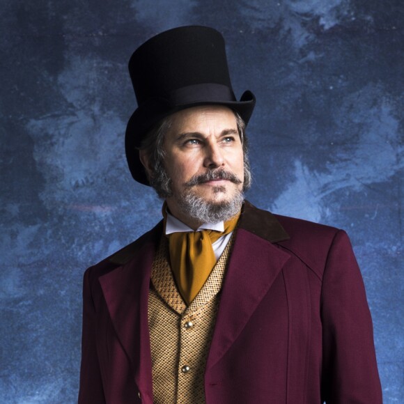 Dom Sabino (Edson Celulari) conta à mulher, Agustina (Rosi Campos), que Samuca (Nicolas Prattes) pediu Marocas (Juliana Paiva) em casamento, nos próximos capítulos da novela 'O Tempo Não Para': 'É um homem íntegro, honesto, diligente'