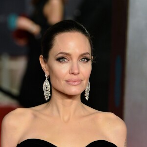 A advogada de Angelina Jolie diz que Brad Pitt não contribuiu com as contas dos filhos: 'Angelina teve que arcar com a maioria deles sem sua contribuição nos últimos dois anos'