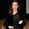 Comunicado de Angelina Jolie afirma que Brad Pitt foi 'convidado' a lhe emprestar dinheiro para comprar uma nova casa, já que ele fez questão de ficar com a casa da família