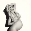 'Como mulher, tenho orgulho de abraçar meu corpo em todas as fases da gravidez', disse Christina Aguilera