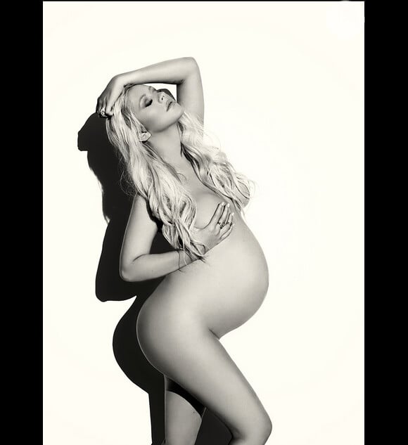 'Como mulher, tenho orgulho de abraçar meu corpo em todas as fases da gravidez', disse Christina Aguilera