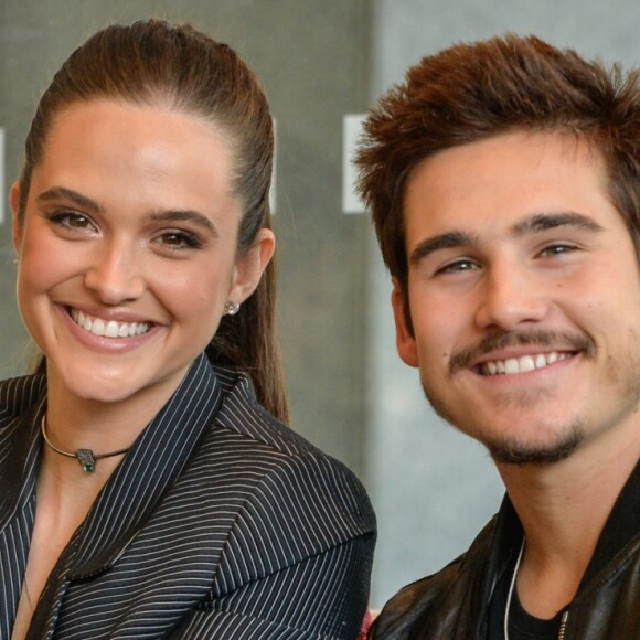 Nicolas Prattes e Juliana Paiva foram fotografados aos beijos em show no Rio de Janeiro