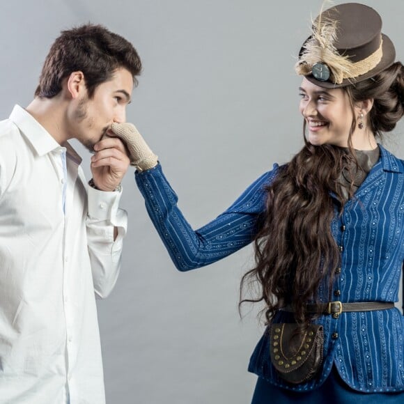 Nicolas Prattes e Juliana Paiva são protagonistas de 'O Tempo Não Para', novela das sete da Globo