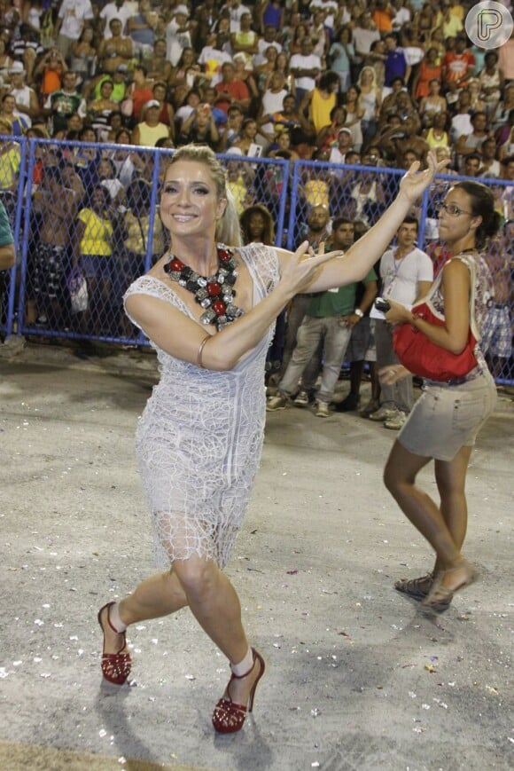 Letícia Spiller 'está arrasada' por não poder desfilar este ano