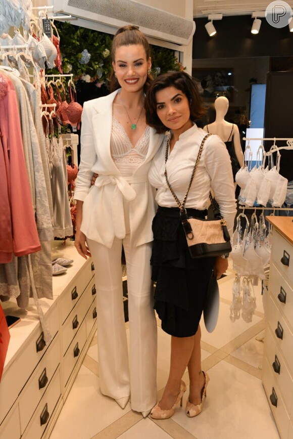 Camila Queiroz posou com Vanessa Giácomo em chá de lingerie nesta sexta-feira, 10 de agosto de 2018
