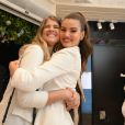 Camila Queiroz abraçou  Brenda Queiroz  em chá de lingerie nesta sexta-feira, 10 de agosto de 2018