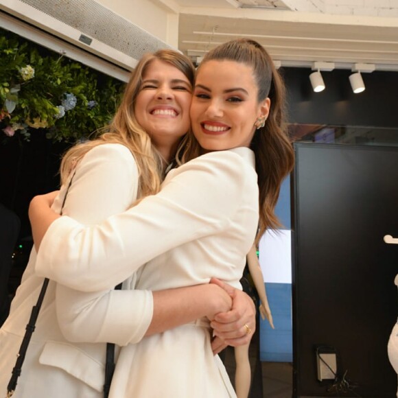 Camila Queiroz abraçou Brenda Queiroz em chá de lingerie nesta sexta-feira, 10 de agosto de 2018