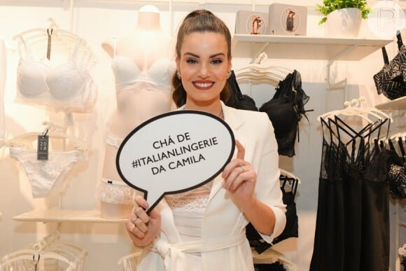 Camila Queiroz recebeu amigas e familiares em chá de lingerie nesta sexta-feira, 10 de agosto de 2018