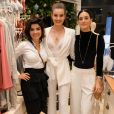 Camila Queiroz posou com Vanessa Giácomo e  Tay Ravelli em seu  chá de lingerie nesta sexta-feira, 10 de agosto de 2018