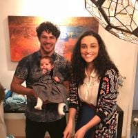Débora Nascimento tem ajuda dos sogros em 1ª viagem com José Loreto e a filha