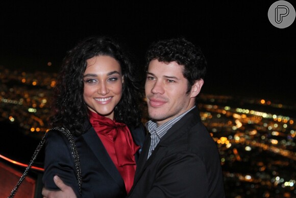 Débora Nascimento e José Loreto estão juntos desde quando trabalharam juntos em 'Avenida Brasil', em 2012