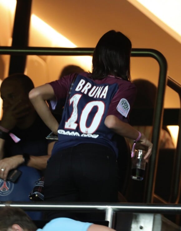 Para a partida, Bruna Marquezine usou uma camisa do PSG personalizada com seu nome e o número 10, usado por Neymar