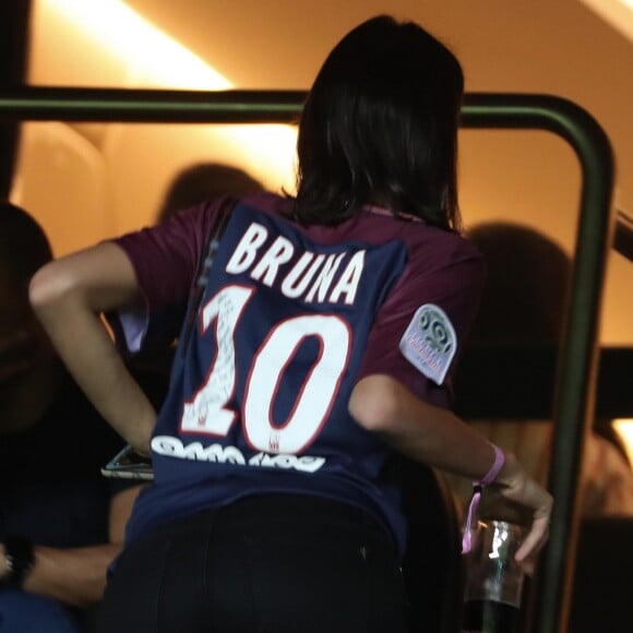 Para a partida, Bruna Marquezine usou uma camisa do PSG personalizada com seu nome e o número 10, usado por Neymar