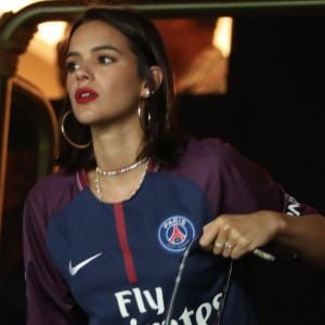 Bruna Marquezine assiste a gol de Neymar em jogo do PSG contra o Caen, na França, em 12 de agosto de 2018