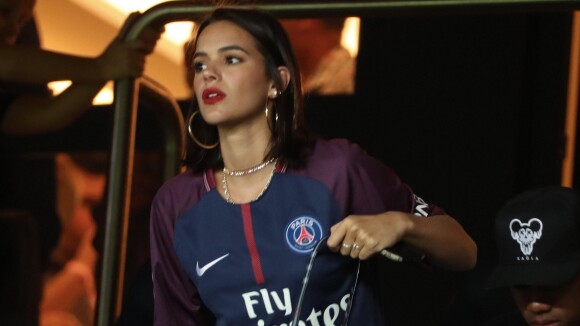 Bruna Marquezine prestigia jogo de Neymar na França ao lado de Davi Lucca