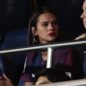 Bruna Marquezine foi flagrada nos bancos de um dos camarotes do estádio