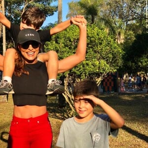 Juliana Paes é mãe de Pedro, de 7 anos, e de Antônio, de 5