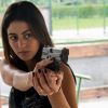 Carol Castro faz aulas de tiro para viver secretária de segurança no filme 'EAS - Esquadrão Antissequestro'