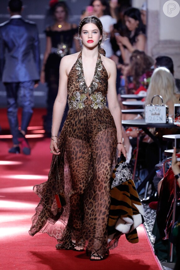 No vestido superfluido da Dolce & Gabbana -- a estampa, aliás, tem a cara da marca