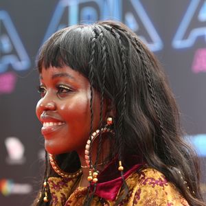 O enfeite existe em tamanhos e espessuras diferentes