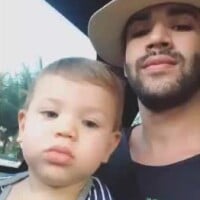 Gusttavo Lima esclarece passeio de carro com o filho no colo: 'No condomínio'