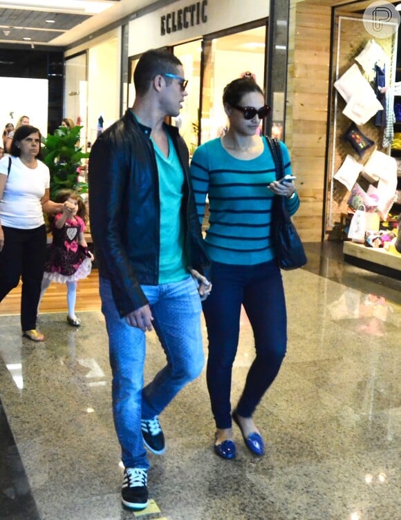 Débora Nascimento e José Loreto andaram de mãos dadas no shopping